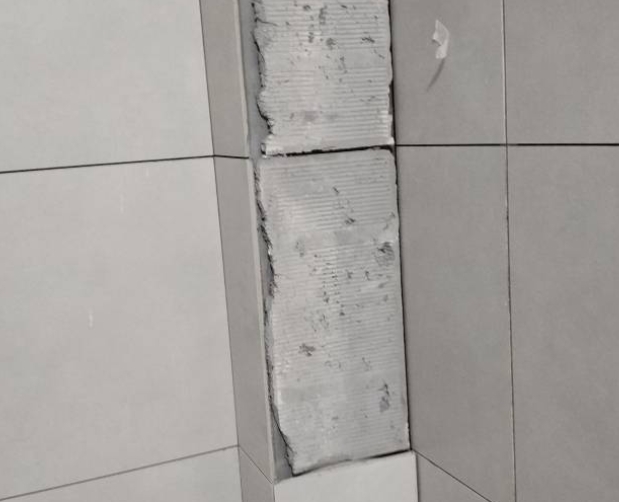 秀英瓷砖空鼓维修公司分享下瓷砖施工前基层浇水润湿程度不足，可能导致以下问题