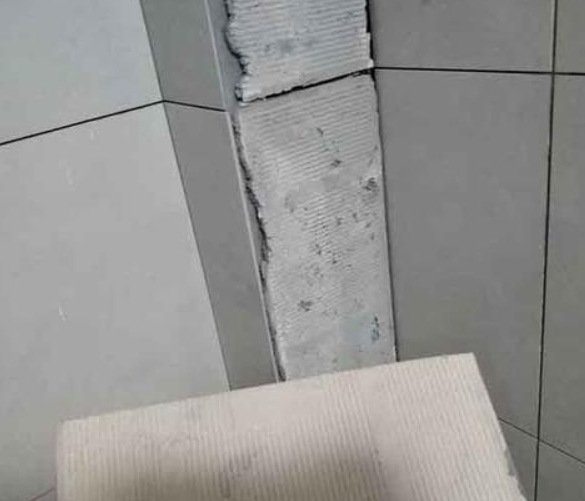 秀英瓷砖空鼓维修公司分享下厨房瓷砖脱落的补救措施。